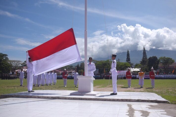 pengibaran bendera indonesia